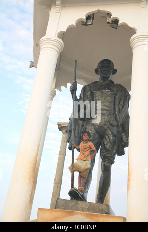 India, nello Stato del Tamil Nadu, Puducherry, Pondicherry, Beach Road, Statua di Gandhi Foto Stock