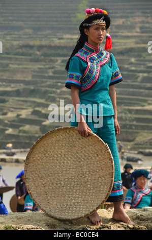 Hani Akha donna con il suo riso setacciatura di cestello in Cina Yuanyang Foto Stock