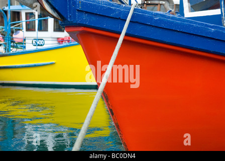 Colorate barche da pesca nel porto di Kirkwall terraferma Isole Orcadi Scozia Scotland Foto Stock