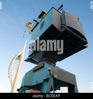 Gru storico e Spinnaker Tower al Gunwharf Quays, Portsmouth Porto, Portsmouth, England, Regno Unito Foto Stock