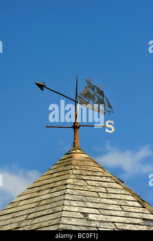 CHARLESTOWN, CORNWALL - 07 GIUGNO 2009: Banderuola meteorologica sull'edificio Foto Stock