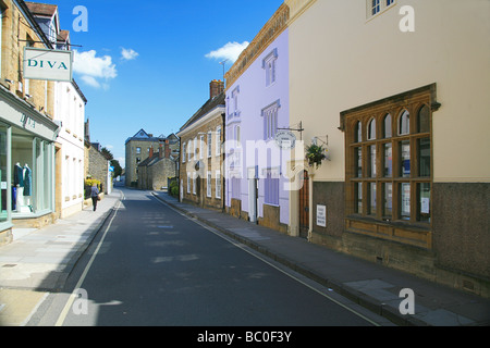 Guardando lungo Long Street a Sherborne, Dorset, England, Regno Unito Foto Stock