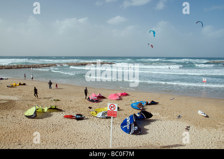 Il kite surf a Tel Aviv Beach Israele Foto Stock
