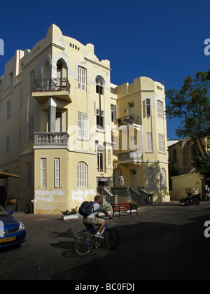 Il Palm house edificio costruito in stile eclettico stile di architettura progettata dall architetto Tabachnick in Nahalat Binyamin street downtown Tel Aviv Israele Foto Stock