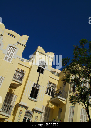 Il Palm house edificio costruito in stile eclettico stile di architettura progettata dall architetto Tabachnick in Nahalat Binyamin street downtown Tel Aviv Israele Foto Stock