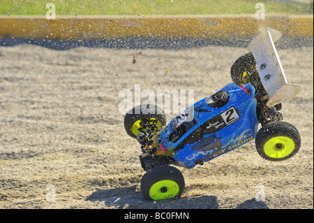 Azione girato di un radio-controllato buggy Racing nel Campionato Europeo. Motion Blur mostra la velocità è in viaggio. Foto Stock