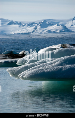 Icefloes floating in blu Jokulsarlon laguna glaciale in Islanda Foto Stock