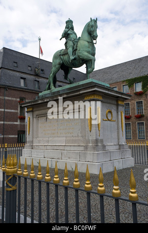 Statua equestre di Jan Wellem davanti a Dusseldorf town hall Foto Stock