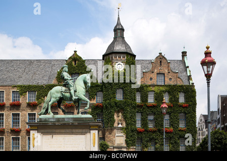 Jan Wellem monumento e Dusseldorf town hall Foto Stock