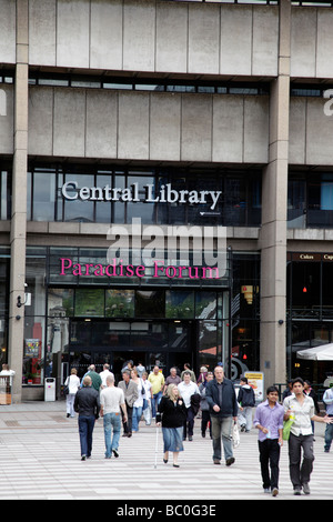 La facciata della biblioteca centrale e paradise forum da Centenary Square Birmingham Regno Unito Foto Stock