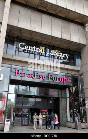 La facciata della biblioteca centrale e paradise forum da Centenary Square Birmingham Regno Unito Foto Stock