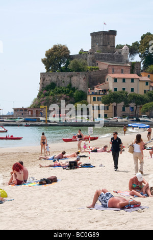 La spiaggia di San Terenzo, costa ligure nel golfo dei Poeti vicino a La Spezia Foto Stock