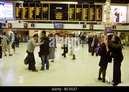 I passeggeri in attesa di un treno alla stazione di Charing Cross di Londra, Regno Unito Foto Stock