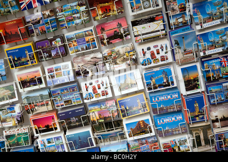 Le cartoline per la vendita in una fase di stallo nel west end di Londra, Regno Unito Foto Stock