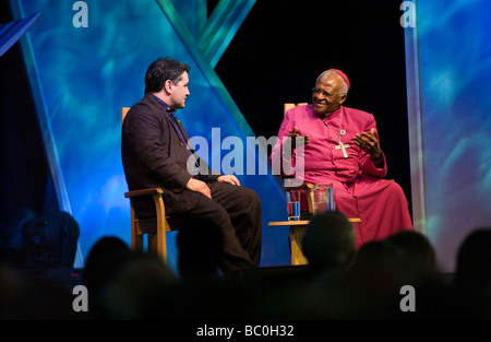 South African chierico e attivista del Reverendissimo Desmond Tutu parlando a Pietro Firenze sul palco a Hay Festival 2009 Foto Stock