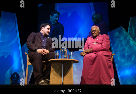 South African chierico e attivista del Reverendissimo Desmond Tutu parlando a Pietro Firenze sul palco a Hay Festival 2009 Foto Stock