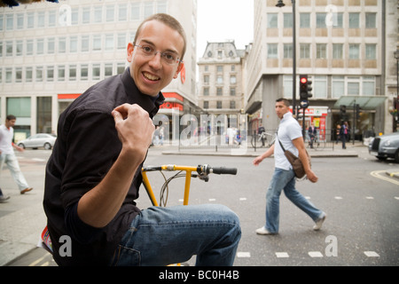 Risciò bicicletta rider, il West End Central London, Regno Unito Foto Stock