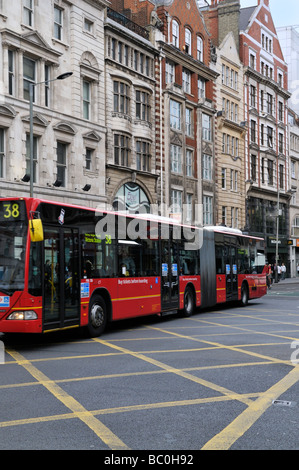 Londra rosso lunghezza doppia bendy bus giunzione attraversamento su High Holborn Foto Stock