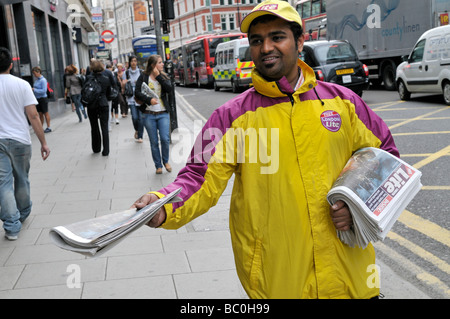 Fornitore di distribuire copie gratuite di Londra quotidiano Lite Foto Stock