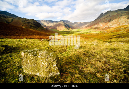 Vista su The Langdale valley in un assolato pomeriggio autunnale Lake District Cumbria Inghilterra England Regno Unito Foto Stock