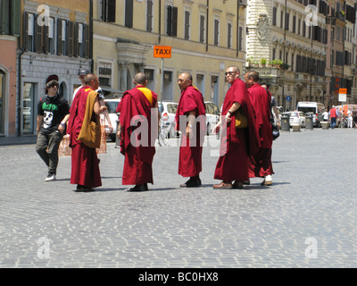 I monaci del Tibet a piedi nella strada di roma italia Foto Stock