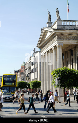 Pedoni che attraversano O'Connell Street di fronte al generale Post Office edificio oggetto Criteri di gruppo a Dublino Repubblica di Irlanda Foto Stock
