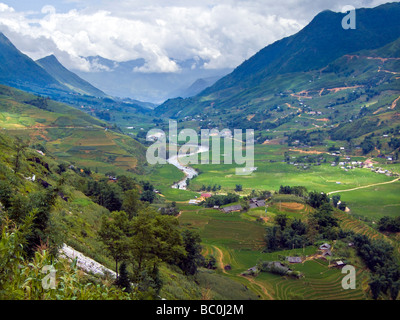 Vista lungo la valle e risaie a terrazze nella regione di Sapa Vietnam JPH0240 Foto Stock