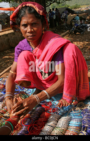 Donna indiana schiave di vendita in un mercato rurale a Kunduli, Orissa Foto Stock