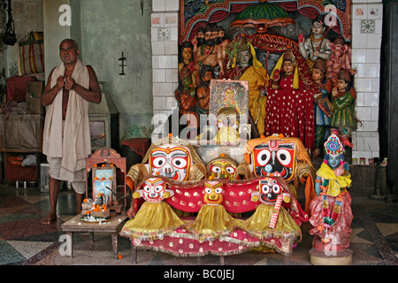 Sacerdote si trova accanto al tempio di Jagannath a Puri, Orissa, India Foto Stock