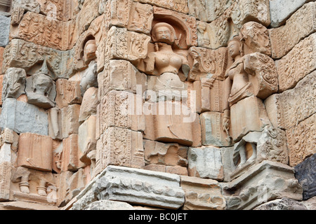 Bakong rovine di templi, arenaria intagliata devatas [bassorilievo], [Roluos Group], Angkor, Cambogia Foto Stock