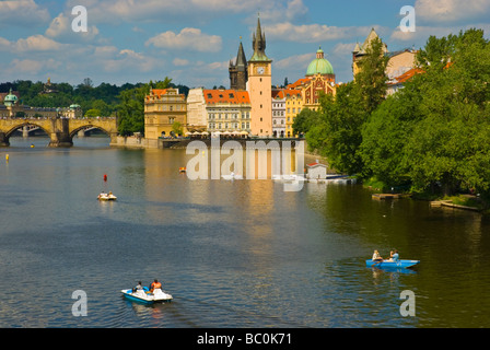 Pedalò davanti al Ponte Charles in centro di Praga Repubblica Ceca Europa Foto Stock