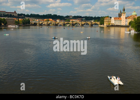 Pedalò davanti al Ponte Charles in centro di Praga Repubblica Ceca Europa Foto Stock