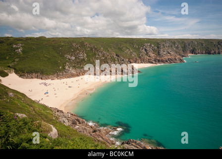 Vista della spiaggia di Porthcurno dal sentiero costiero in Cornovaglia Foto Stock