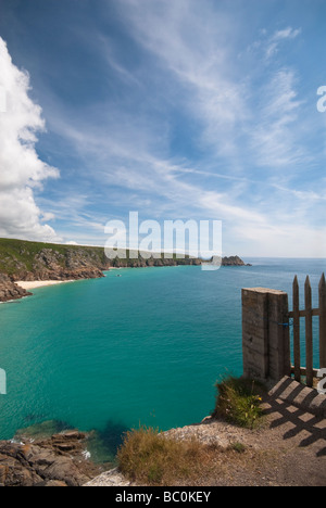 Vista della spiaggia di Porthcurno dal sentiero costiero in Cornovaglia Foto Stock