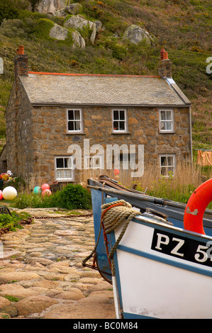 Fishermans tradizionale cottage e piccolo peschereccio sul lastricato di uno scalo a Penberth Cove in Cornovaglia REGNO UNITO Foto Stock
