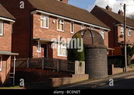 Canal albero di ventilazione nel giardino di una casa in Station Road Old Hill Dudley Foto Stock