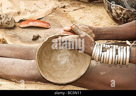 Africa Etiopia Valle dell'Omo Karo tribesmen donna fare terraglie di argilla Foto Stock