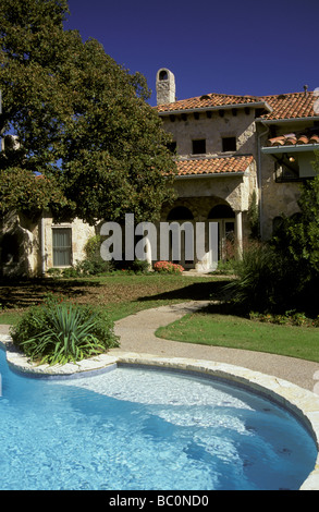 Casa esterna con piscina privata, Dallas, Texas, Stati Uniti Foto Stock