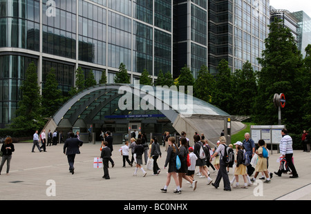 Stazione metropolitana Canary Wharf London UK edifici di uffici e di un gruppo di scolari Foto Stock