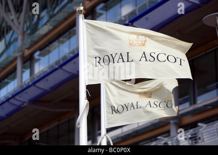 Royal Ascot gara incontro 2009 due Royal Ascot bandiere davanti al cavalletto principale Foto Stock