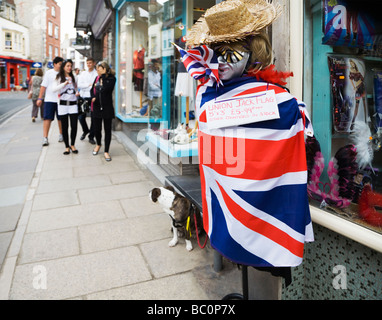 Un Union Jack flag per la vendita, avvolto intorno a un manichino al di fuori di un negozio di souvenir nella cittadina balneare di Swanage, Dorset. Regno Unito. Foto Stock