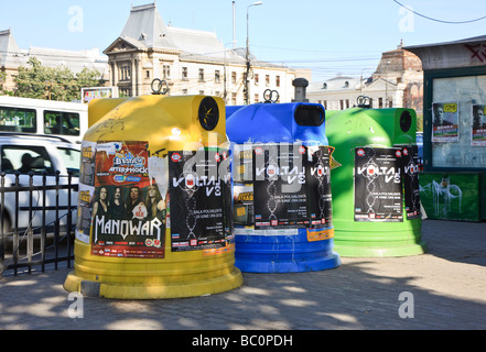 Pubblica la separazione dei rifiuti e cassonetti per il riciclaggio in Bucarest Romania Foto Stock