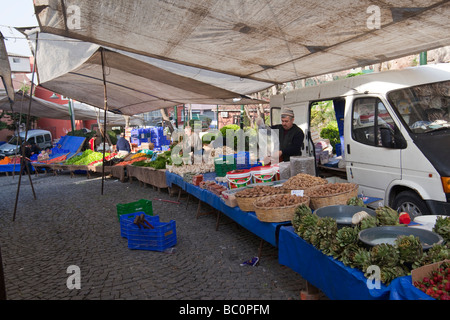 La mattina presto il setup di un open air di verdura e di frutta nel mercato Istanbul Turchia Foto Stock