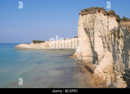 Arenaria formazioni rocciose lungo la costa di Sidari nell'isola di Corfu Grecia Foto Stock