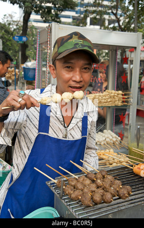 Una polpetta di Bangkok titolare di stallo che mostra la sua gustosa produrre dal suo cibo di strada in Thailandia di stallo Foto Stock