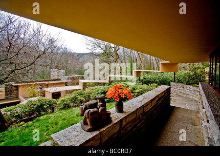 La vista dalla Fallingwater guest house mostra la progressiva baldacchino sopra l'asccess scale. Foto Stock