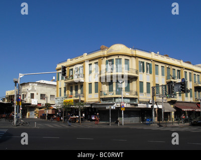 Esterno di un edificio rinnovato costruito nel 1925 nel Architettura eclettica in stile Allenby Street nel centro di Tel Aviv Israele Foto Stock