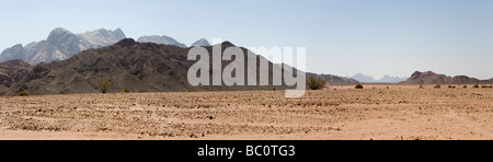 Panorama attraverso il deserto piano distante gamme della montagna, il Deserto Orientale dell Egitto, Africa Foto Stock