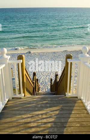 Scale di legno che conducono a Florida spiaggia di sabbia bianca Foto Stock
