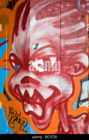 I graffiti sulla parete e soffitto di area utilizzata da skate-boarders Southbank Centre London REGNO UNITO Foto Stock